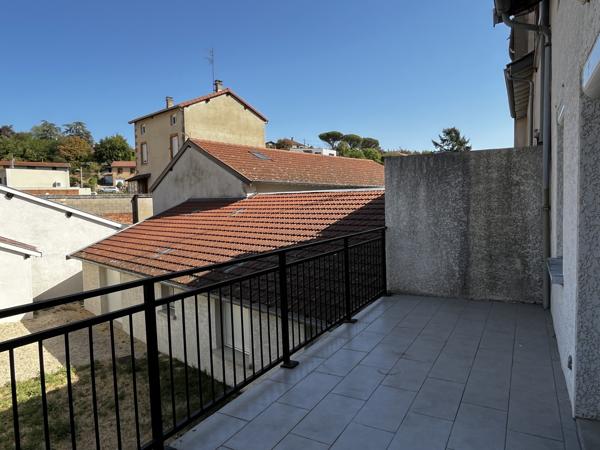 T3 AVEC BALCON ET CAVE - CENTRE PONTCHARRA S/TURDINE