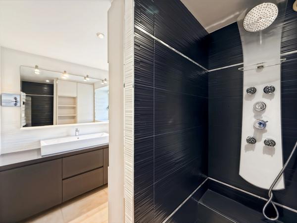 Maison en pierre rénovée – 300 m² habitables – 10 pièces – Terrain 2 800 m² – Réguiny – Garage – Vie de plain-pied