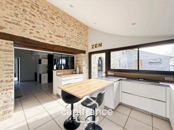 Maison en pierre rénovée – 300 m² habitables – 10 pièces – Terrain 2 800 m² – Réguiny – Garage – Vie de plain-pied