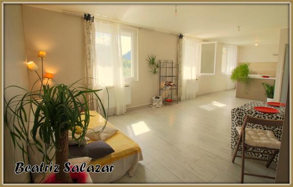 A 5 mn à pied du centre ville de Digne, joli et lumineux T3 rénové de 69 m² avec parking et box à vélos.