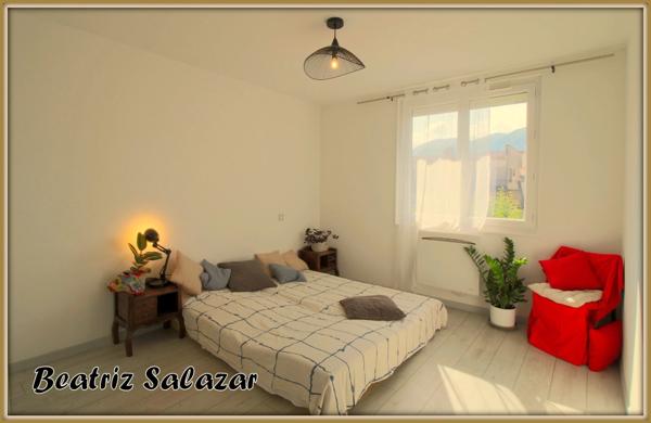 A 5 mn à pied du centre ville de Digne, joli et lumineux T3 rénové de 69 m² avec parking et box à vélos.