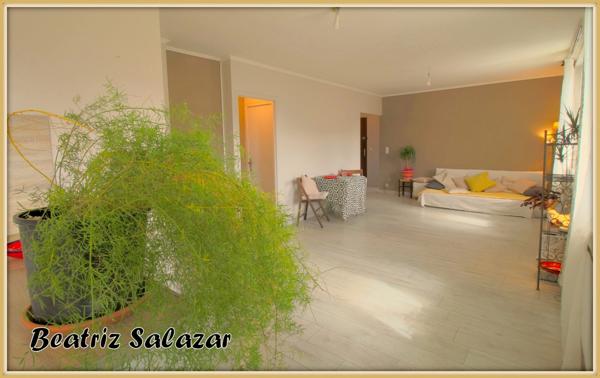 A 5 mn à pied du centre ville de Digne, joli et lumineux T3 rénové de 69 m² avec parking et box à vélos.