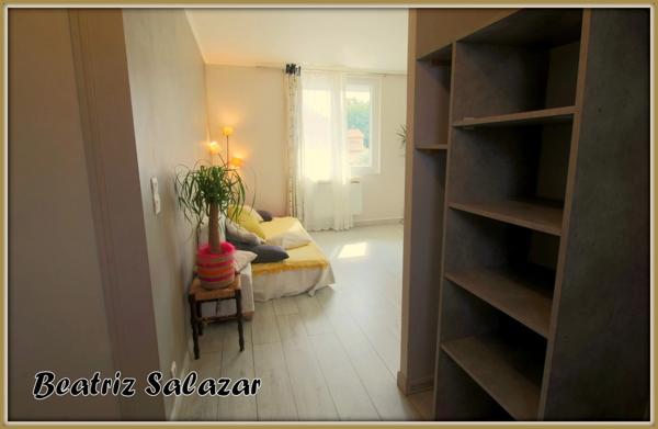 A 5 mn à pied du centre ville de Digne, joli et lumineux T3 rénové de 69 m² avec parking et box à vélos.