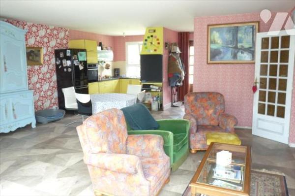 Maison d'habitation comprenant:-         
Rez de chaussée : entrée avec placard de rangements,...