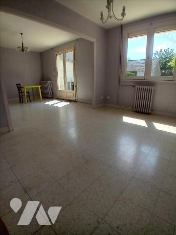 TELOCHE, rare maison de plain-pied avec 3 chambres.