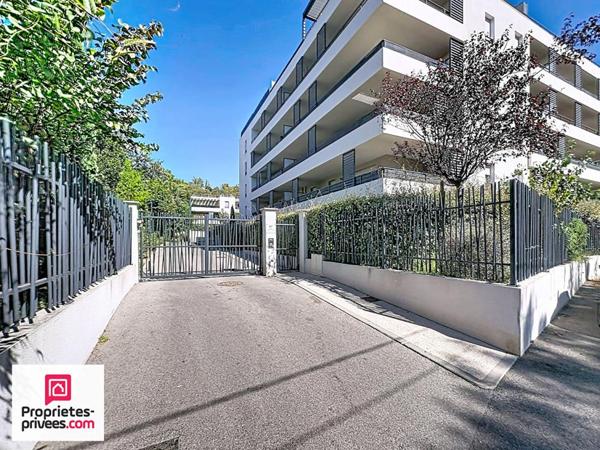 Appartement T4 dernier étage avec deux terrasses et garage