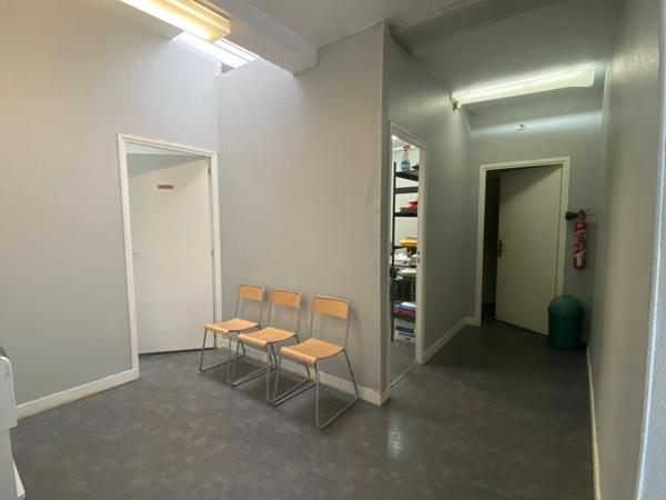 Local/bureau à vendre VITRY SUR SEINE (94) - Proche de la Mairie - 260 m2 en rez-de-chaussée et sous-sol - 430 000 € Honoraires d'Agence Inclus