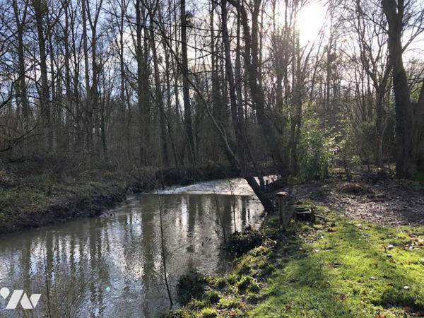 LONGERE EN BORD DE RIVIERE