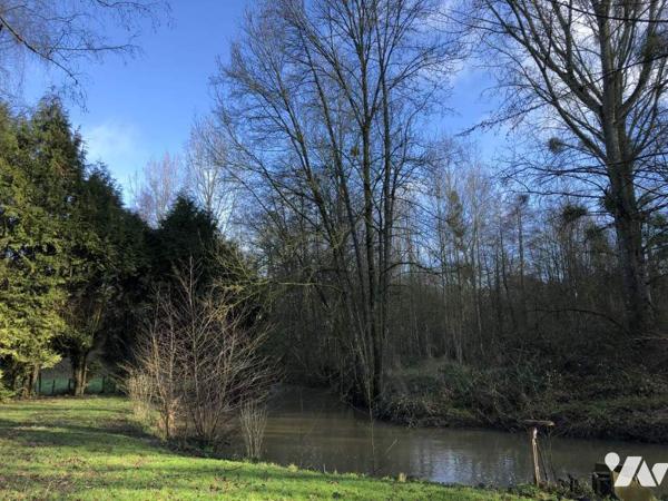 LONGERE EN BORD DE RIVIERE