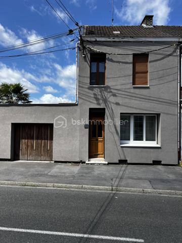Découvrez cette maison semi-mitoyenne d'un côté, d'environ 127 m² habitables, offrant de beaux volumes et un fort potentiel d'aménagement.

Vous serez séduit par une agréable pièce de vie regroupant le salon et la salle à manger, idéale pour partager des moments en famille. La cuisine, entièrement équipée, dispose d'un four encastré, d'une plaque vitrocéramique, d'une hotte et d'un lave-vaisselle.

L'espace nuit comprend deux chambres spacieuses, ainsi qu'une salle d'eau moderne équipée d'une douche à l'italienne, d'un meuble vasque et d'un WC.

À l'extérieur, la maison bénéficie d'une façade récemment rénovée avec isolation thermique par l'extérieur, un véritable atout en matière de confort et de performance énergétique. Vous profiterez également d'un jardin agréable.

Côté dépendances, le bien dispose d'un garage de 44 m² pouvant accueillir deux véhicules, d'une cave ainsi que de combles aménageables d'environ 21 m², déjà isolés, offrant une excellente base pour créer un espace de vie supplémentaire selon vos envies.

Des travaux restent à prévoir afin de finaliser la rénovation et d'exploiter pleinement tout le potentiel de cette maison.

Une belle opportunité pour les acquéreurs à la recherche d'un bien offrant de l'espace, des prestations déjà réalisées et de nombreuses possibilités d'aménagement.