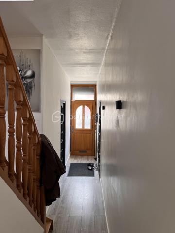 Découvrez cette maison semi-mitoyenne d'un côté, d'environ 127 m² habitables, offrant de beaux volumes et un fort potentiel d'aménagement.

Vous serez séduit par une agréable pièce de vie regroupant le salon et la salle à manger, idéale pour partager des moments en famille. La cuisine, entièrement équipée, dispose d'un four encastré, d'une plaque vitrocéramique, d'une hotte et d'un lave-vaisselle.

L'espace nuit comprend deux chambres spacieuses, ainsi qu'une salle d'eau moderne équipée d'une douche à l'italienne, d'un meuble vasque et d'un WC.

À l'extérieur, la maison bénéficie d'une façade récemment rénovée avec isolation thermique par l'extérieur, un véritable atout en matière de confort et de performance énergétique. Vous profiterez également d'un jardin agréable.

Côté dépendances, le bien dispose d'un garage de 44 m² pouvant accueillir deux véhicules, d'une cave ainsi que de combles aménageables d'environ 21 m², déjà isolés, offrant une excellente base pour créer un espace de vie supplémentaire selon vos envies.

Des travaux restent à prévoir afin de finaliser la rénovation et d'exploiter pleinement tout le potentiel de cette maison.

Une belle opportunité pour les acquéreurs à la recherche d'un bien offrant de l'espace, des prestations déjà réalisées et de nombreuses possibilités d'aménagement.