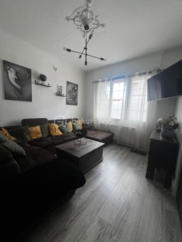 Découvrez cette maison semi-mitoyenne d'un côté, d'environ 127 m² habitables, offrant de beaux volumes et un fort potentiel d'aménagement.

Vous serez séduit par une agréable pièce de vie regroupant le salon et la salle à manger, idéale pour partager des moments en famille. La cuisine, entièrement équipée, dispose d'un four encastré, d'une plaque vitrocéramique, d'une hotte et d'un lave-vaisselle.

L'espace nuit comprend deux chambres spacieuses, ainsi qu'une salle d'eau moderne équipée d'une douche à l'italienne, d'un meuble vasque et d'un WC.

À l'extérieur, la maison bénéficie d'une façade récemment rénovée avec isolation thermique par l'extérieur, un véritable atout en matière de confort et de performance énergétique. Vous profiterez également d'un jardin agréable.

Côté dépendances, le bien dispose d'un garage de 44 m² pouvant accueillir deux véhicules, d'une cave ainsi que de combles aménageables d'environ 21 m², déjà isolés, offrant une excellente base pour créer un espace de vie supplémentaire selon vos envies.

Des travaux restent à prévoir afin de finaliser la rénovation et d'exploiter pleinement tout le potentiel de cette maison.

Une belle opportunité pour les acquéreurs à la recherche d'un bien offrant de l'espace, des prestations déjà réalisées et de nombreuses possibilités d'aménagement.