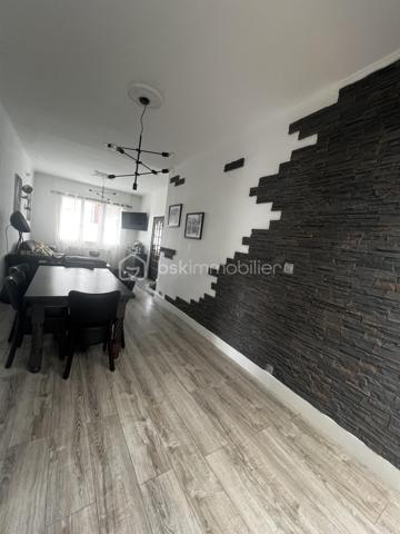 Découvrez cette maison semi-mitoyenne d'un côté, d'environ 127 m² habitables, offrant de beaux volumes et un fort potentiel d'aménagement.

Vous serez séduit par une agréable pièce de vie regroupant le salon et la salle à manger, idéale pour partager des moments en famille. La cuisine, entièrement équipée, dispose d'un four encastré, d'une plaque vitrocéramique, d'une hotte et d'un lave-vaisselle.

L'espace nuit comprend deux chambres spacieuses, ainsi qu'une salle d'eau moderne équipée d'une douche à l'italienne, d'un meuble vasque et d'un WC.

À l'extérieur, la maison bénéficie d'une façade récemment rénovée avec isolation thermique par l'extérieur, un véritable atout en matière de confort et de performance énergétique. Vous profiterez également d'un jardin agréable.

Côté dépendances, le bien dispose d'un garage de 44 m² pouvant accueillir deux véhicules, d'une cave ainsi que de combles aménageables d'environ 21 m², déjà isolés, offrant une excellente base pour créer un espace de vie supplémentaire selon vos envies.

Des travaux restent à prévoir afin de finaliser la rénovation et d'exploiter pleinement tout le potentiel de cette maison.

Une belle opportunité pour les acquéreurs à la recherche d'un bien offrant de l'espace, des prestations déjà réalisées et de nombreuses possibilités d'aménagement.