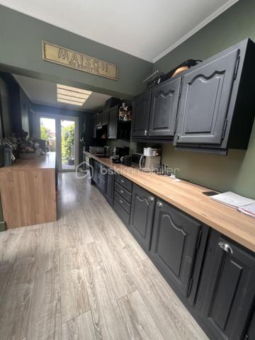 Découvrez cette maison semi-mitoyenne d'un côté, d'environ 127 m² habitables, offrant de beaux volumes et un fort potentiel d'aménagement.

Vous serez séduit par une agréable pièce de vie regroupant le salon et la salle à manger, idéale pour partager des moments en famille. La cuisine, entièrement équipée, dispose d'un four encastré, d'une plaque vitrocéramique, d'une hotte et d'un lave-vaisselle.

L'espace nuit comprend deux chambres spacieuses, ainsi qu'une salle d'eau moderne équipée d'une douche à l'italienne, d'un meuble vasque et d'un WC.

À l'extérieur, la maison bénéficie d'une façade récemment rénovée avec isolation thermique par l'extérieur, un véritable atout en matière de confort et de performance énergétique. Vous profiterez également d'un jardin agréable.

Côté dépendances, le bien dispose d'un garage de 44 m² pouvant accueillir deux véhicules, d'une cave ainsi que de combles aménageables d'environ 21 m², déjà isolés, offrant une excellente base pour créer un espace de vie supplémentaire selon vos envies.

Des travaux restent à prévoir afin de finaliser la rénovation et d'exploiter pleinement tout le potentiel de cette maison.

Une belle opportunité pour les acquéreurs à la recherche d'un bien offrant de l'espace, des prestations déjà réalisées et de nombreuses possibilités d'aménagement.