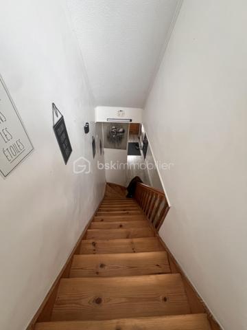 Découvrez cette maison semi-mitoyenne d'un côté, d'environ 127 m² habitables, offrant de beaux volumes et un fort potentiel d'aménagement.

Vous serez séduit par une agréable pièce de vie regroupant le salon et la salle à manger, idéale pour partager des moments en famille. La cuisine, entièrement équipée, dispose d'un four encastré, d'une plaque vitrocéramique, d'une hotte et d'un lave-vaisselle.

L'espace nuit comprend deux chambres spacieuses, ainsi qu'une salle d'eau moderne équipée d'une douche à l'italienne, d'un meuble vasque et d'un WC.

À l'extérieur, la maison bénéficie d'une façade récemment rénovée avec isolation thermique par l'extérieur, un véritable atout en matière de confort et de performance énergétique. Vous profiterez également d'un jardin agréable.

Côté dépendances, le bien dispose d'un garage de 44 m² pouvant accueillir deux véhicules, d'une cave ainsi que de combles aménageables d'environ 21 m², déjà isolés, offrant une excellente base pour créer un espace de vie supplémentaire selon vos envies.

Des travaux restent à prévoir afin de finaliser la rénovation et d'exploiter pleinement tout le potentiel de cette maison.

Une belle opportunité pour les acquéreurs à la recherche d'un bien offrant de l'espace, des prestations déjà réalisées et de nombreuses possibilités d'aménagement.