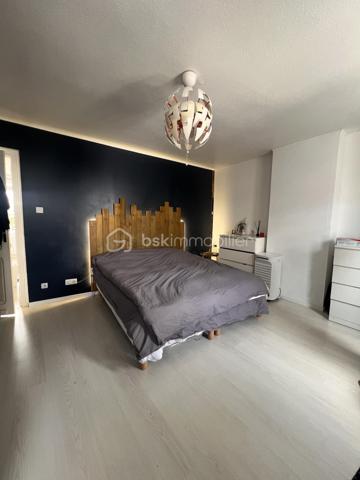 Découvrez cette maison semi-mitoyenne d'un côté, d'environ 127 m² habitables, offrant de beaux volumes et un fort potentiel d'aménagement.

Vous serez séduit par une agréable pièce de vie regroupant le salon et la salle à manger, idéale pour partager des moments en famille. La cuisine, entièrement équipée, dispose d'un four encastré, d'une plaque vitrocéramique, d'une hotte et d'un lave-vaisselle.

L'espace nuit comprend deux chambres spacieuses, ainsi qu'une salle d'eau moderne équipée d'une douche à l'italienne, d'un meuble vasque et d'un WC.

À l'extérieur, la maison bénéficie d'une façade récemment rénovée avec isolation thermique par l'extérieur, un véritable atout en matière de confort et de performance énergétique. Vous profiterez également d'un jardin agréable.

Côté dépendances, le bien dispose d'un garage de 44 m² pouvant accueillir deux véhicules, d'une cave ainsi que de combles aménageables d'environ 21 m², déjà isolés, offrant une excellente base pour créer un espace de vie supplémentaire selon vos envies.

Des travaux restent à prévoir afin de finaliser la rénovation et d'exploiter pleinement tout le potentiel de cette maison.

Une belle opportunité pour les acquéreurs à la recherche d'un bien offrant de l'espace, des prestations déjà réalisées et de nombreuses possibilités d'aménagement.