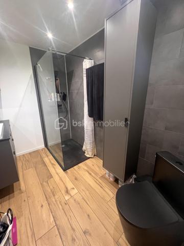 Découvrez cette maison semi-mitoyenne d'un côté, d'environ 127 m² habitables, offrant de beaux volumes et un fort potentiel d'aménagement.

Vous serez séduit par une agréable pièce de vie regroupant le salon et la salle à manger, idéale pour partager des moments en famille. La cuisine, entièrement équipée, dispose d'un four encastré, d'une plaque vitrocéramique, d'une hotte et d'un lave-vaisselle.

L'espace nuit comprend deux chambres spacieuses, ainsi qu'une salle d'eau moderne équipée d'une douche à l'italienne, d'un meuble vasque et d'un WC.

À l'extérieur, la maison bénéficie d'une façade récemment rénovée avec isolation thermique par l'extérieur, un véritable atout en matière de confort et de performance énergétique. Vous profiterez également d'un jardin agréable.

Côté dépendances, le bien dispose d'un garage de 44 m² pouvant accueillir deux véhicules, d'une cave ainsi que de combles aménageables d'environ 21 m², déjà isolés, offrant une excellente base pour créer un espace de vie supplémentaire selon vos envies.

Des travaux restent à prévoir afin de finaliser la rénovation et d'exploiter pleinement tout le potentiel de cette maison.

Une belle opportunité pour les acquéreurs à la recherche d'un bien offrant de l'espace, des prestations déjà réalisées et de nombreuses possibilités d'aménagement.