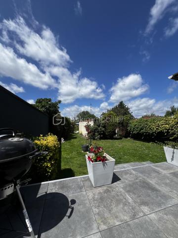 Découvrez cette maison semi-mitoyenne d'un côté, d'environ 127 m² habitables, offrant de beaux volumes et un fort potentiel d'aménagement.

Vous serez séduit par une agréable pièce de vie regroupant le salon et la salle à manger, idéale pour partager des moments en famille. La cuisine, entièrement équipée, dispose d'un four encastré, d'une plaque vitrocéramique, d'une hotte et d'un lave-vaisselle.

L'espace nuit comprend deux chambres spacieuses, ainsi qu'une salle d'eau moderne équipée d'une douche à l'italienne, d'un meuble vasque et d'un WC.

À l'extérieur, la maison bénéficie d'une façade récemment rénovée avec isolation thermique par l'extérieur, un véritable atout en matière de confort et de performance énergétique. Vous profiterez également d'un jardin agréable.

Côté dépendances, le bien dispose d'un garage de 44 m² pouvant accueillir deux véhicules, d'une cave ainsi que de combles aménageables d'environ 21 m², déjà isolés, offrant une excellente base pour créer un espace de vie supplémentaire selon vos envies.

Des travaux restent à prévoir afin de finaliser la rénovation et d'exploiter pleinement tout le potentiel de cette maison.

Une belle opportunité pour les acquéreurs à la recherche d'un bien offrant de l'espace, des prestations déjà réalisées et de nombreuses possibilités d'aménagement.