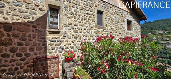 Au coeur de la belle vallée de l’Eyrieux en Ardèche, magnifique demeure du XIV siècle, située à 45mn de Valence (Drome) -285m² habitable sur 2ha de terrain.