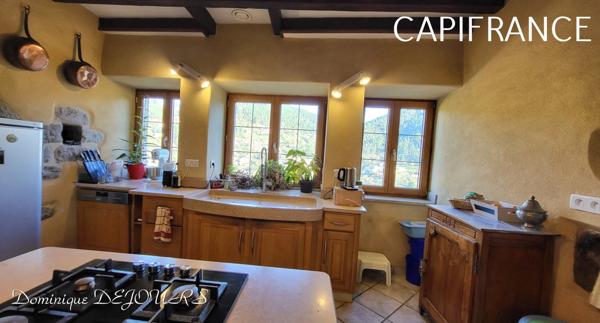 Au coeur de la belle vallée de l’Eyrieux en Ardèche, magnifique demeure du XIV siècle, située à 45mn de Valence (Drome) -285m² habitable sur 2ha de terrain.