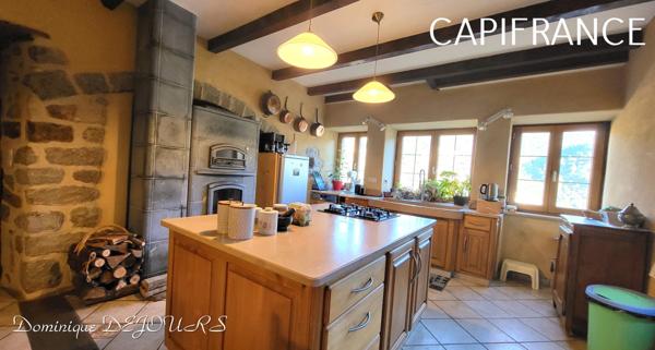 Au coeur de la belle vallée de l’Eyrieux en Ardèche, magnifique demeure du XIV siècle, située à 45mn de Valence (Drome) -285m² habitable sur 2ha de terrain.