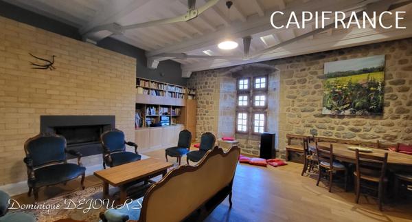 Au coeur de la belle vallée de l’Eyrieux en Ardèche, magnifique demeure du XIV siècle, située à 45mn de Valence (Drome) -285m² habitable sur 2ha de terrain.