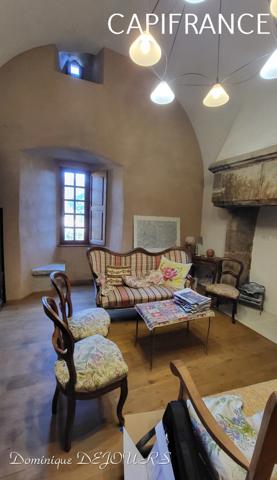 Au coeur de la belle vallée de l’Eyrieux en Ardèche, magnifique demeure du XIV siècle, située à 45mn de Valence (Drome) -285m² habitable sur 2ha de terrain.