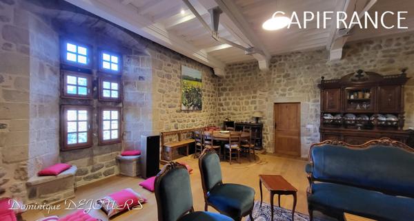 Au coeur de la belle vallée de l’Eyrieux en Ardèche, magnifique demeure du XIV siècle, située à 45mn de Valence (Drome) -285m² habitable sur 2ha de terrain.