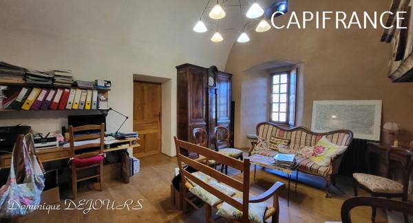 Au coeur de la belle vallée de l’Eyrieux en Ardèche, magnifique demeure du XIV siècle, située à 45mn de Valence (Drome) -285m² habitable sur 2ha de terrain.