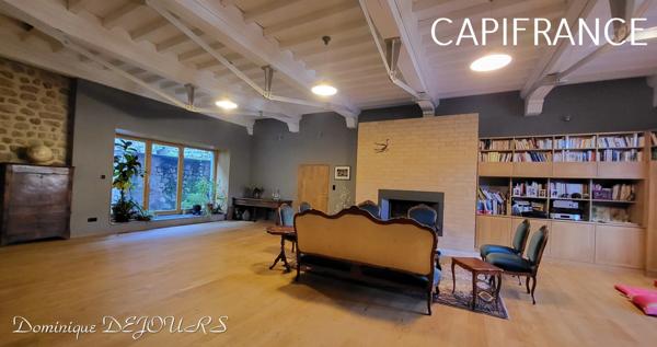 Au coeur de la belle vallée de l’Eyrieux en Ardèche, magnifique demeure du XIV siècle, située à 45mn de Valence (Drome) -285m² habitable sur 2ha de terrain.