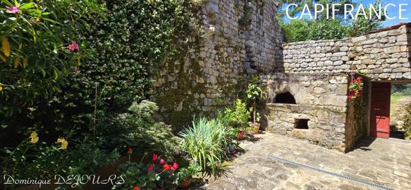 Au coeur de la belle vallée de l’Eyrieux en Ardèche, magnifique demeure du XIV siècle, située à 45mn de Valence (Drome) -285m² habitable sur 2ha de terrain.