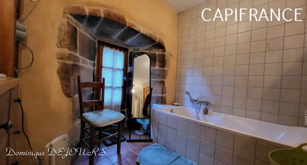 Au coeur de la belle vallée de l’Eyrieux en Ardèche, magnifique demeure du XIV siècle, située à 45mn de Valence (Drome) -285m² habitable sur 2ha de terrain.