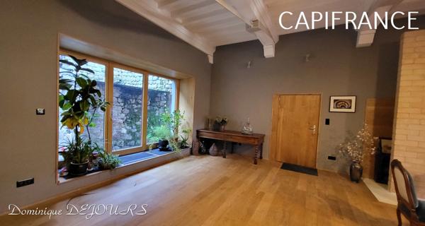 Au coeur de la belle vallée de l’Eyrieux en Ardèche, magnifique demeure du XIV siècle, située à 45mn de Valence (Drome) -285m² habitable sur 2ha de terrain.