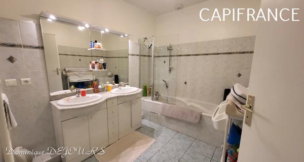 Au coeur de la belle vallée de l’Eyrieux en Ardèche, magnifique demeure du XIV siècle, située à 45mn de Valence (Drome) -285m² habitable sur 2ha de terrain.