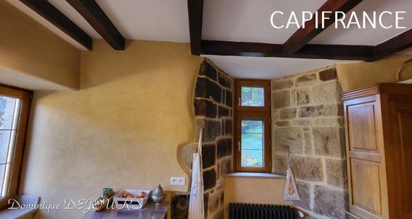 Au coeur de la belle vallée de l’Eyrieux en Ardèche, magnifique demeure du XIV siècle, située à 45mn de Valence (Drome) -285m² habitable sur 2ha de terrain.