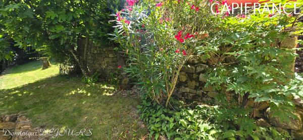 Au coeur de la belle vallée de l’Eyrieux en Ardèche, magnifique demeure du XIV siècle, située à 45mn de Valence (Drome) -285m² habitable sur 2ha de terrain.