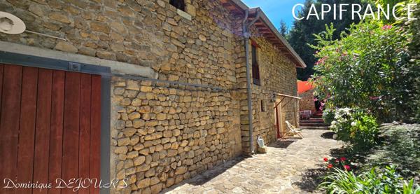 Au coeur de la belle vallée de l’Eyrieux en Ardèche, magnifique demeure du XIV siècle, située à 45mn de Valence (Drome) -285m² habitable sur 2ha de terrain.