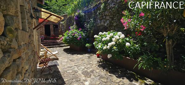 Au coeur de la belle vallée de l’Eyrieux en Ardèche, magnifique demeure du XIV siècle, située à 45mn de Valence (Drome) -285m² habitable sur 2ha de terrain.