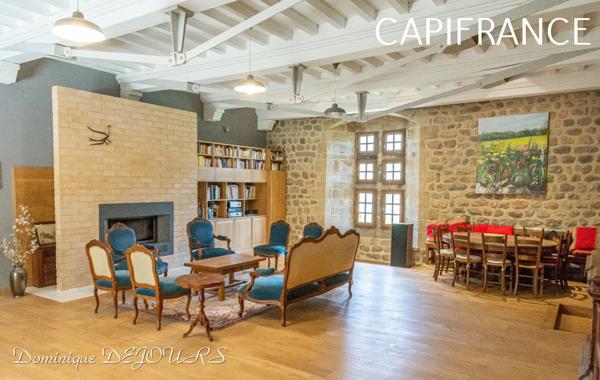 Au coeur de la belle vallée de l’Eyrieux en Ardèche, magnifique demeure du XIV siècle, située à 45mn de Valence (Drome) -285m² habitable sur 2ha de terrain.