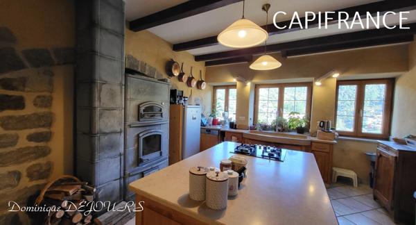 Au coeur de la belle vallée de l’Eyrieux en Ardèche, magnifique demeure du XIV siècle, située à 45mn de Valence (Drome) -285m² habitable sur 2ha de terrain.