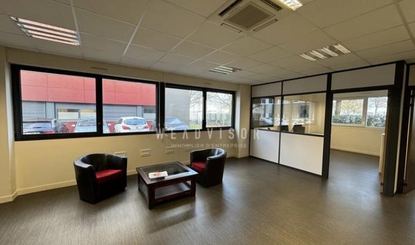 A LOUER : PLATEAU DE BUREAUX EN REZ DE CHAUSSÉE D'ENVIRON 121,58 M² AVEC DEUX PARKINGS