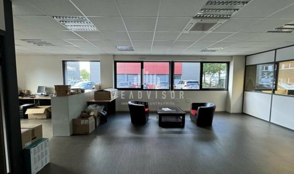 A LOUER : PLATEAU DE BUREAUX EN REZ DE CHAUSSÉE D'ENVIRON 121,58 M² AVEC DEUX PARKINGS