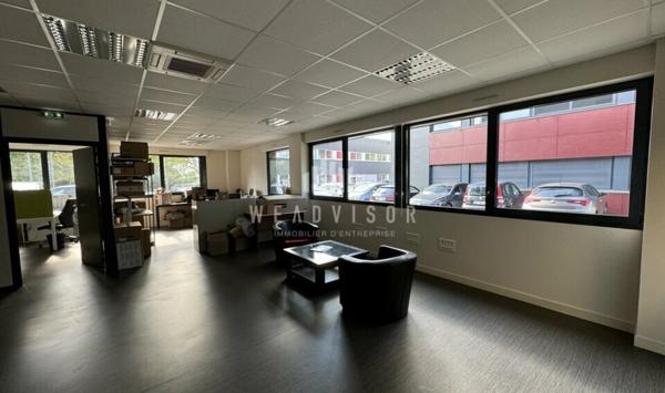 A LOUER : PLATEAU DE BUREAUX EN REZ DE CHAUSSÉE D'ENVIRON 121,58 M² AVEC DEUX PARKINGS