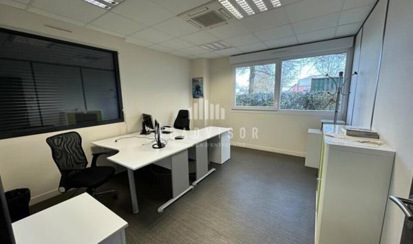 A LOUER : PLATEAU DE BUREAUX EN REZ DE CHAUSSÉE D'ENVIRON 121,58 M² AVEC DEUX PARKINGS
