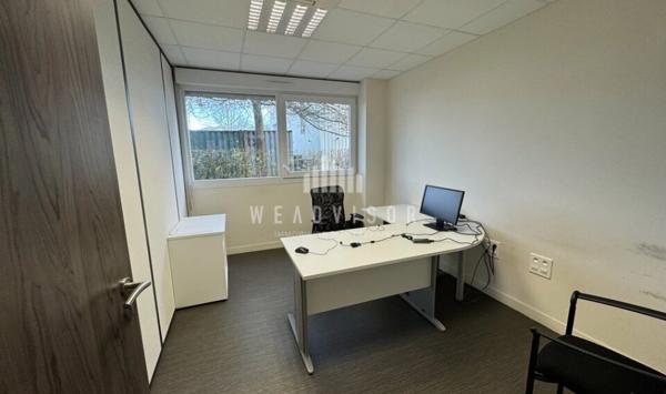 A LOUER : PLATEAU DE BUREAUX EN REZ DE CHAUSSÉE D'ENVIRON 121,58 M² AVEC DEUX PARKINGS