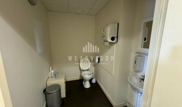 A LOUER : PLATEAU DE BUREAUX EN REZ DE CHAUSSÉE D'ENVIRON 121,58 M² AVEC DEUX PARKINGS