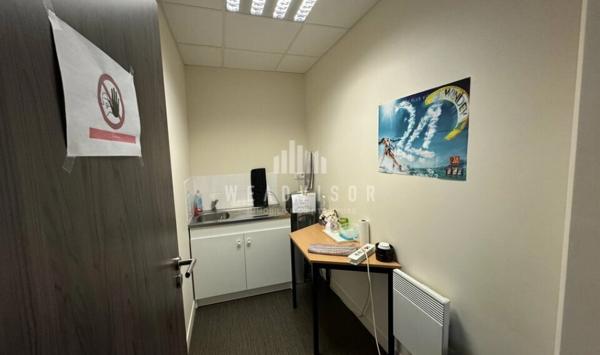 A LOUER : PLATEAU DE BUREAUX EN REZ DE CHAUSSÉE D'ENVIRON 121,58 M² AVEC DEUX PARKINGS