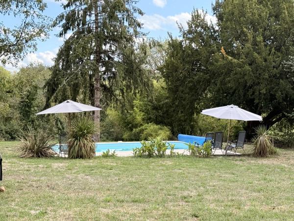 Ancien presbytère du XVIIIe siècle avec grange, piscine chauffée et jardins privés