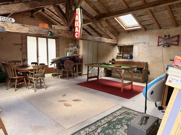 Ancien presbytère du XVIIIe siècle avec grange, piscine chauffée et jardins privés