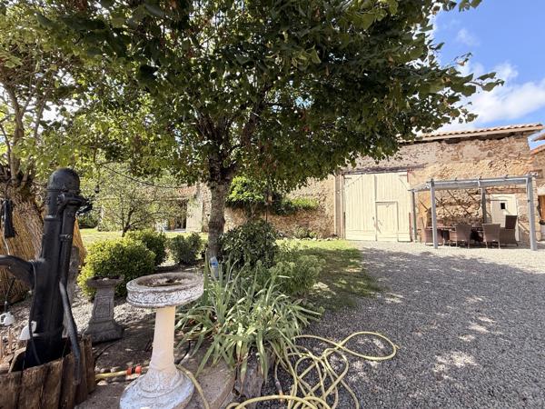 Ancien presbytère du XVIIIe siècle avec grange, piscine chauffée et jardins privés